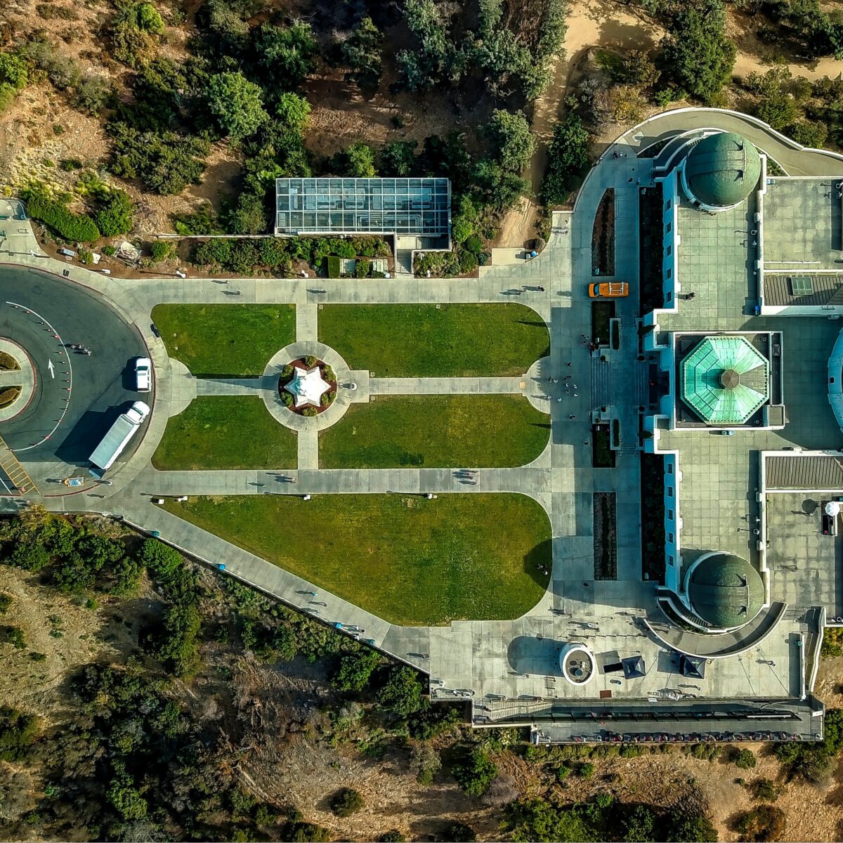 Bird's eye view of Griffith Observatory. Photo by Cameron Venti (https://unsplash.com/photos/uXfzS2A6mIw)