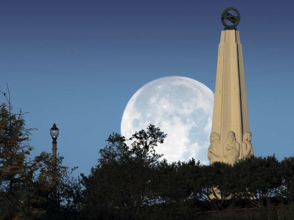 The moonset behind the Astronomer's Monument.