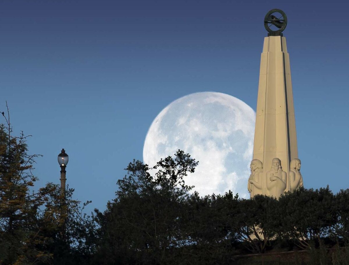 The moonset behind the Astronomer's Monument.