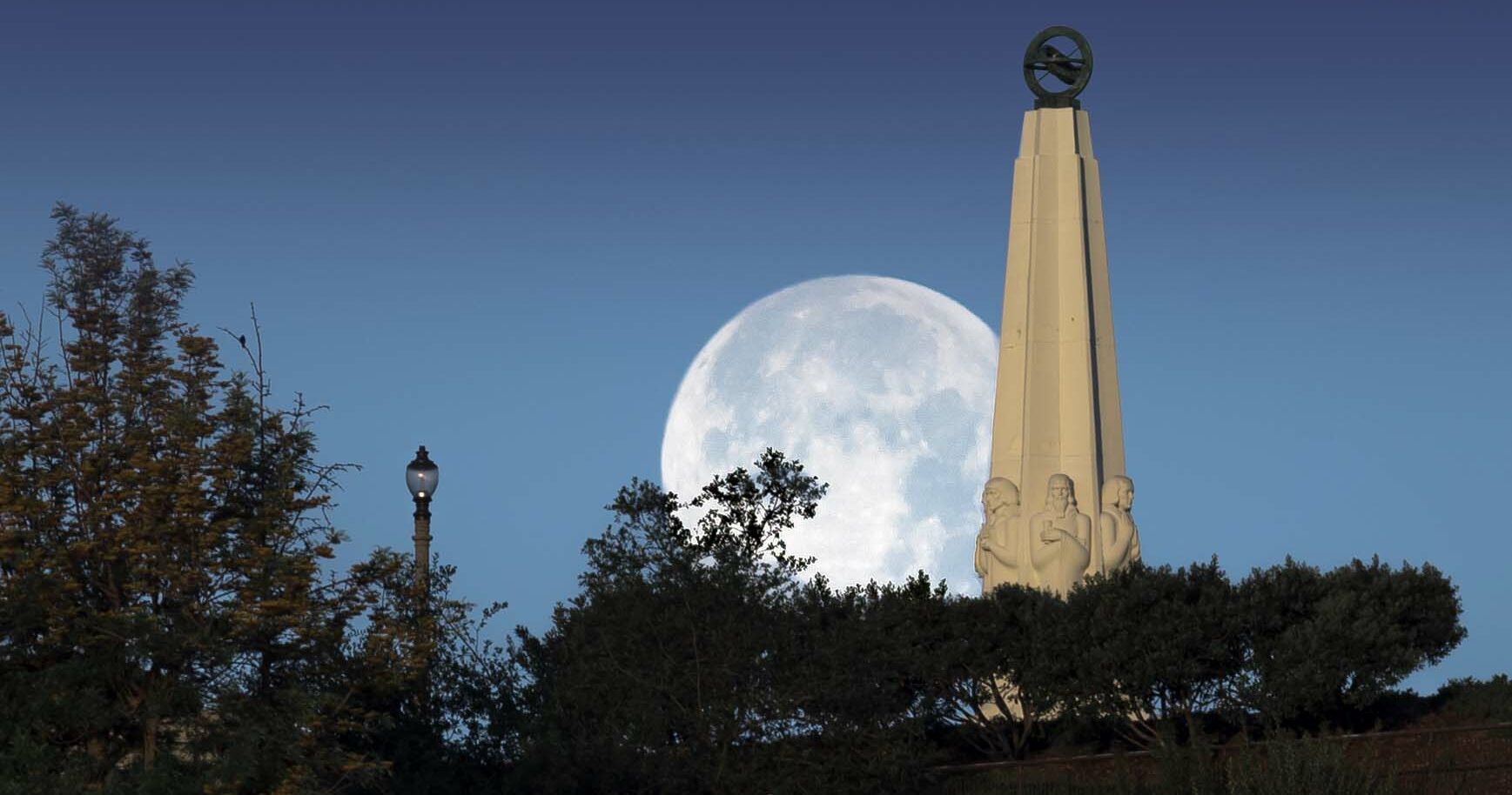 The moonset behind the Astronomer's Monument.